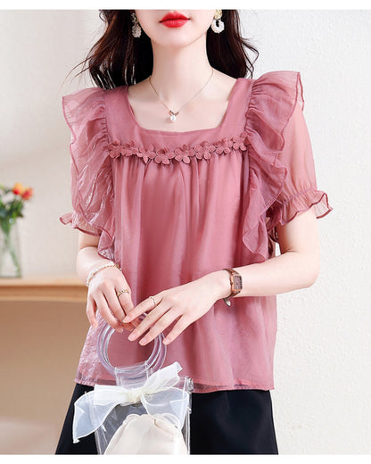 フリルシフォンブラウス【胸元フラワーで上品に華やぐ】