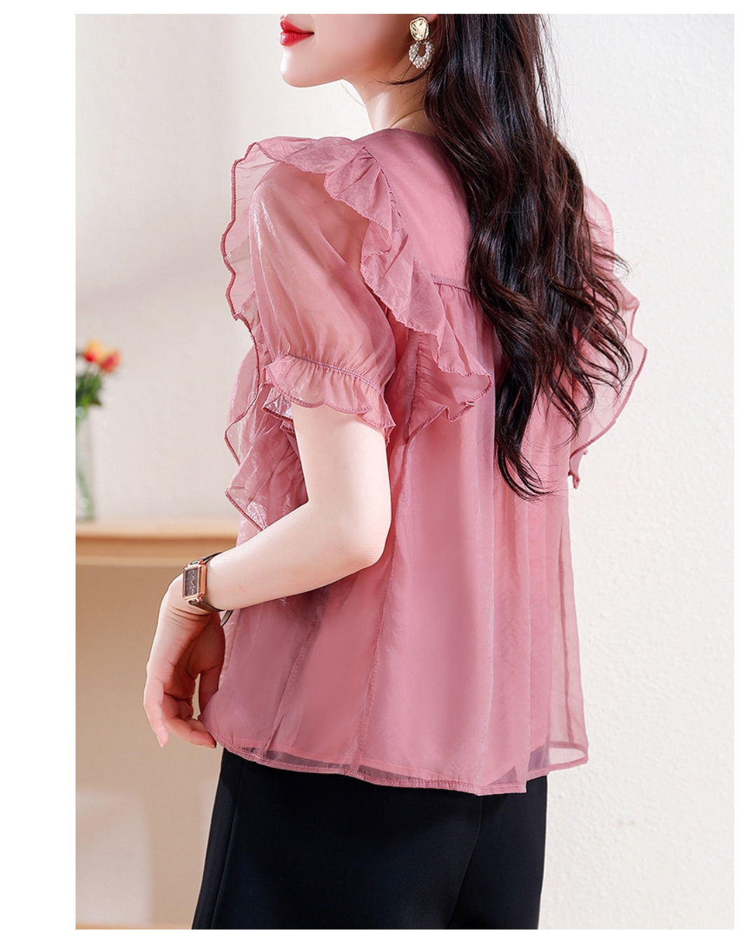 フリルシフォンブラウス【胸元フラワーで上品に華やぐ】