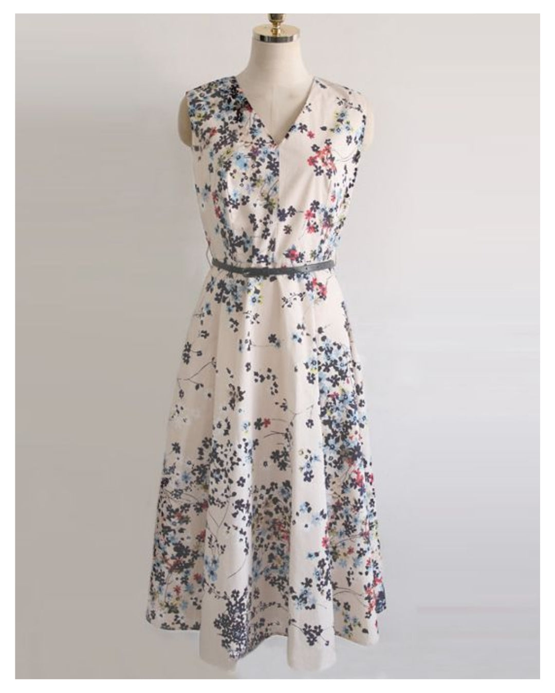 小花柄ノースリーブワンピース【甘さを抑えた花柄が映える洗練された一枚】