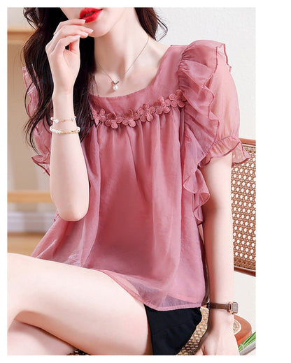 フリルシフォンブラウス【胸元フラワーで上品に華やぐ】