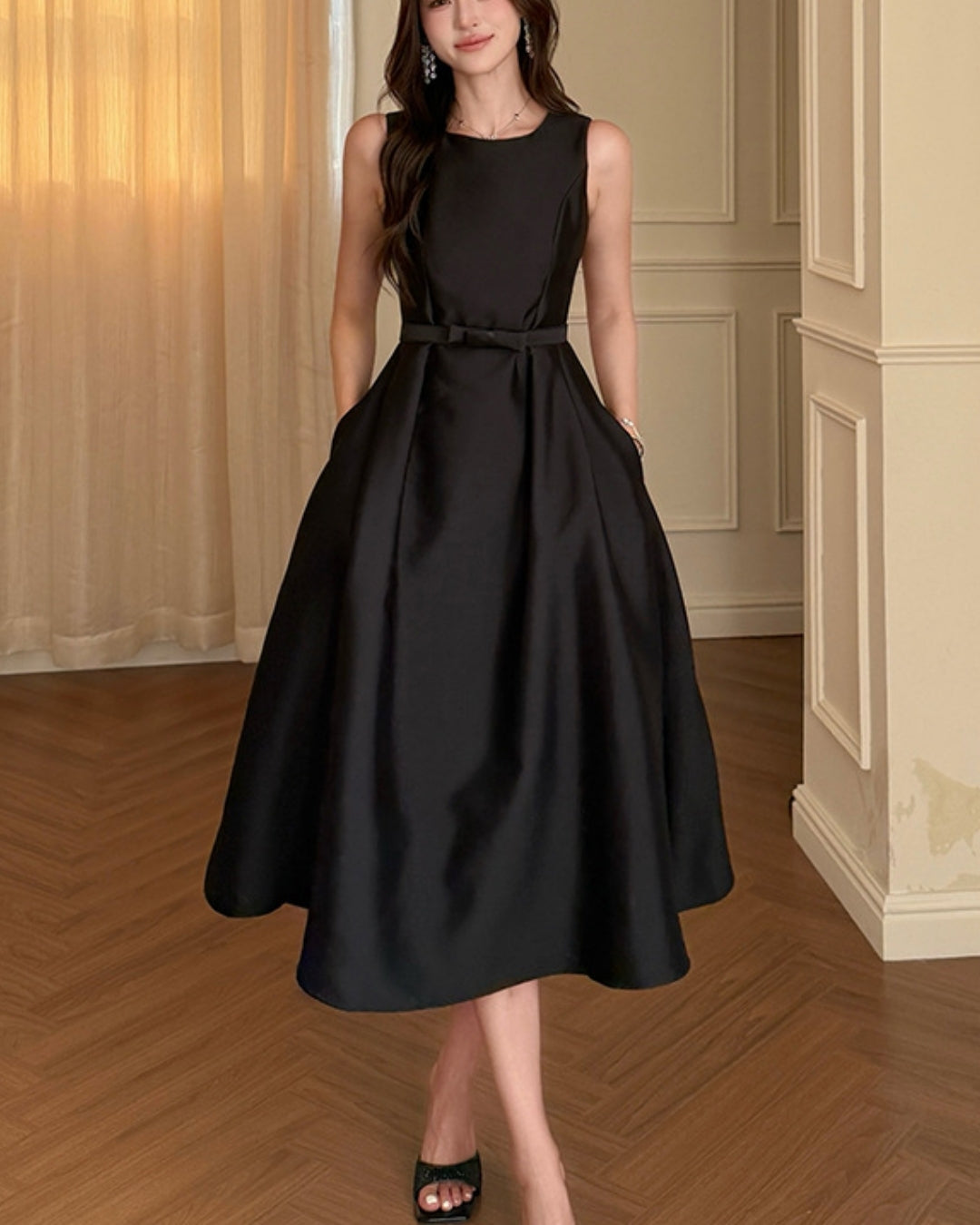 サテン調ノースリーブワンピ【美しさが、いちばん 映える“黒”】