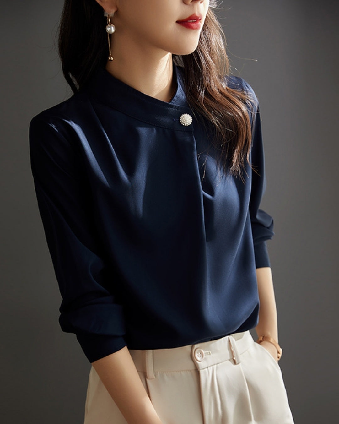 パールボタンブラウス【知性を纏う、さりげない華やぎ】