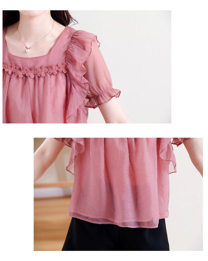 フリルシフォンブラウス【胸元フラワーで上品に華やぐ】