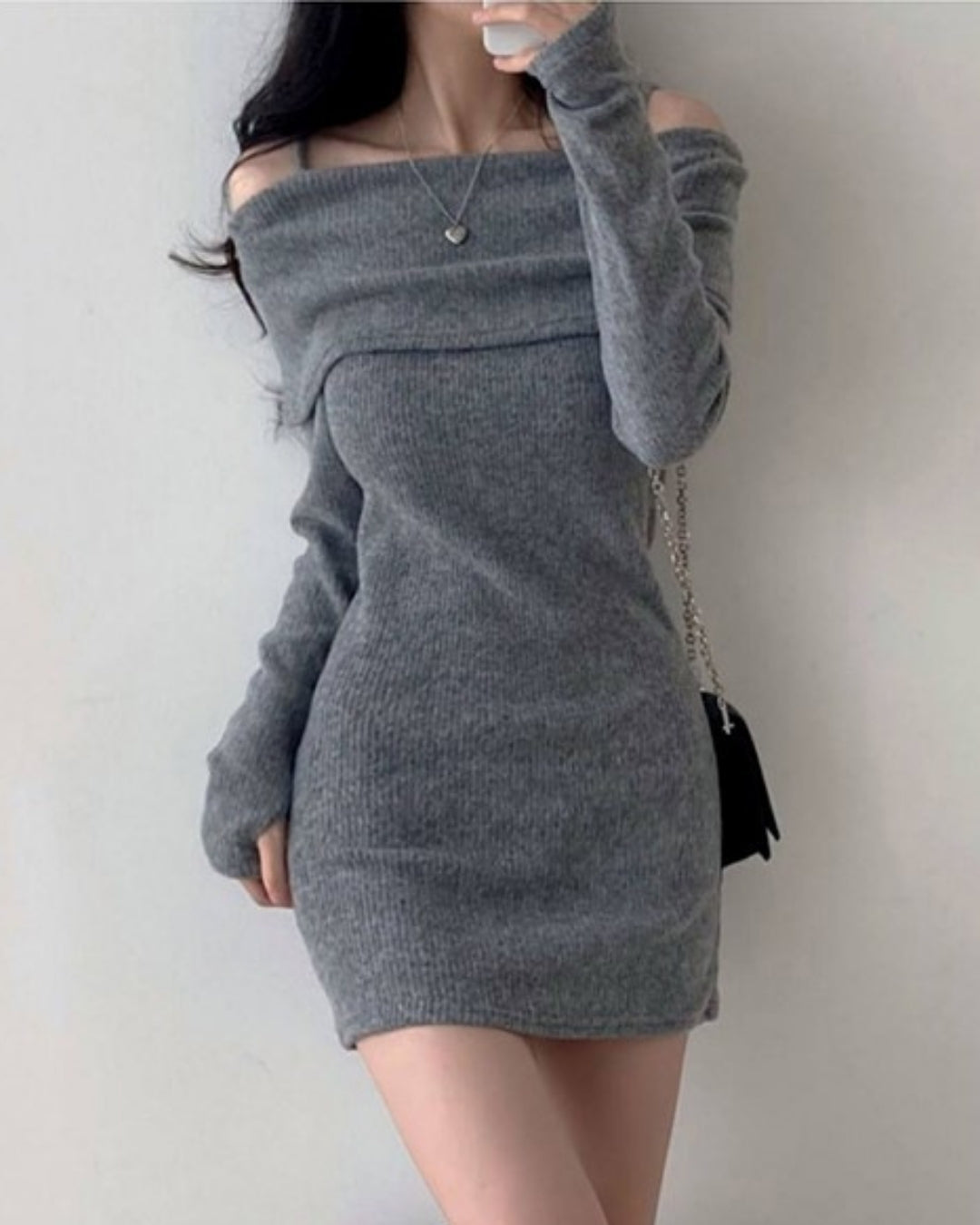 オフショルダーニットワンピース【洗練の肌見せで魅せる大人のエレガンス】