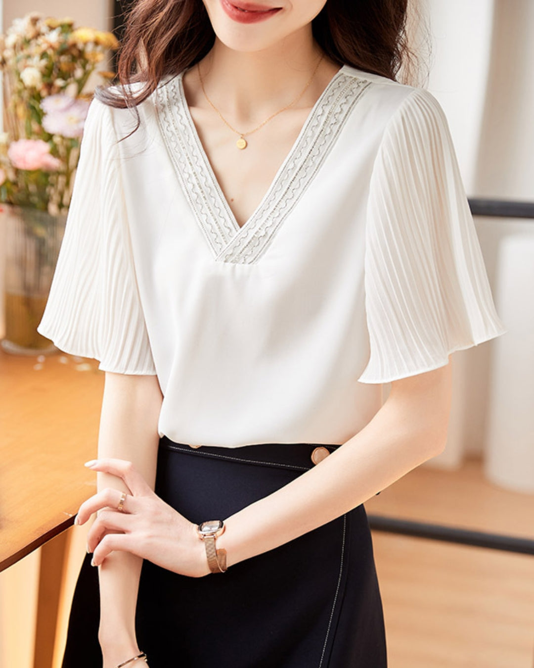 Ｖネック刺繍シフォンブラウス【胸元きらめきで、上品に華やぐ】
