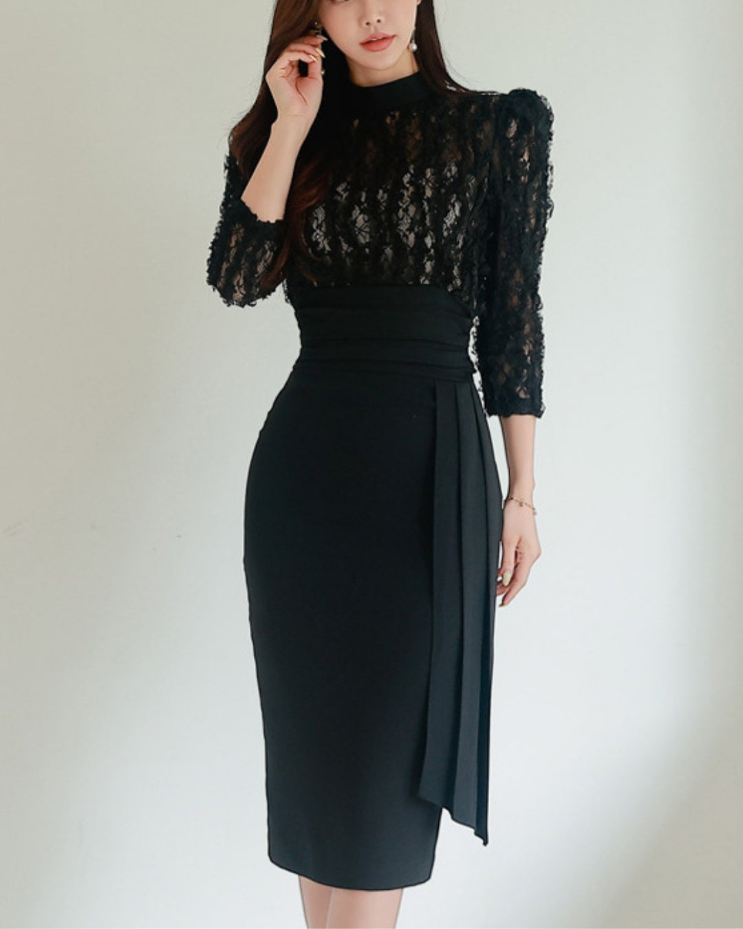 切替レース七分袖タイトワンピ【美しさを引き締める計算された“黒”】