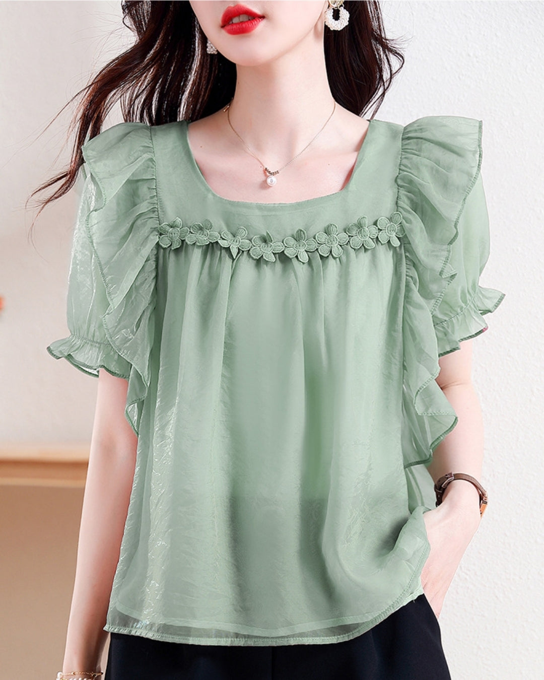 フリルシフォンブラウス【胸元フラワーで上品に華やぐ】