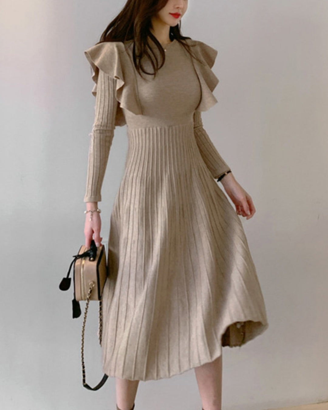 ショルダーフリルニットワンピース【ふんわり肩フリルで魅せる】