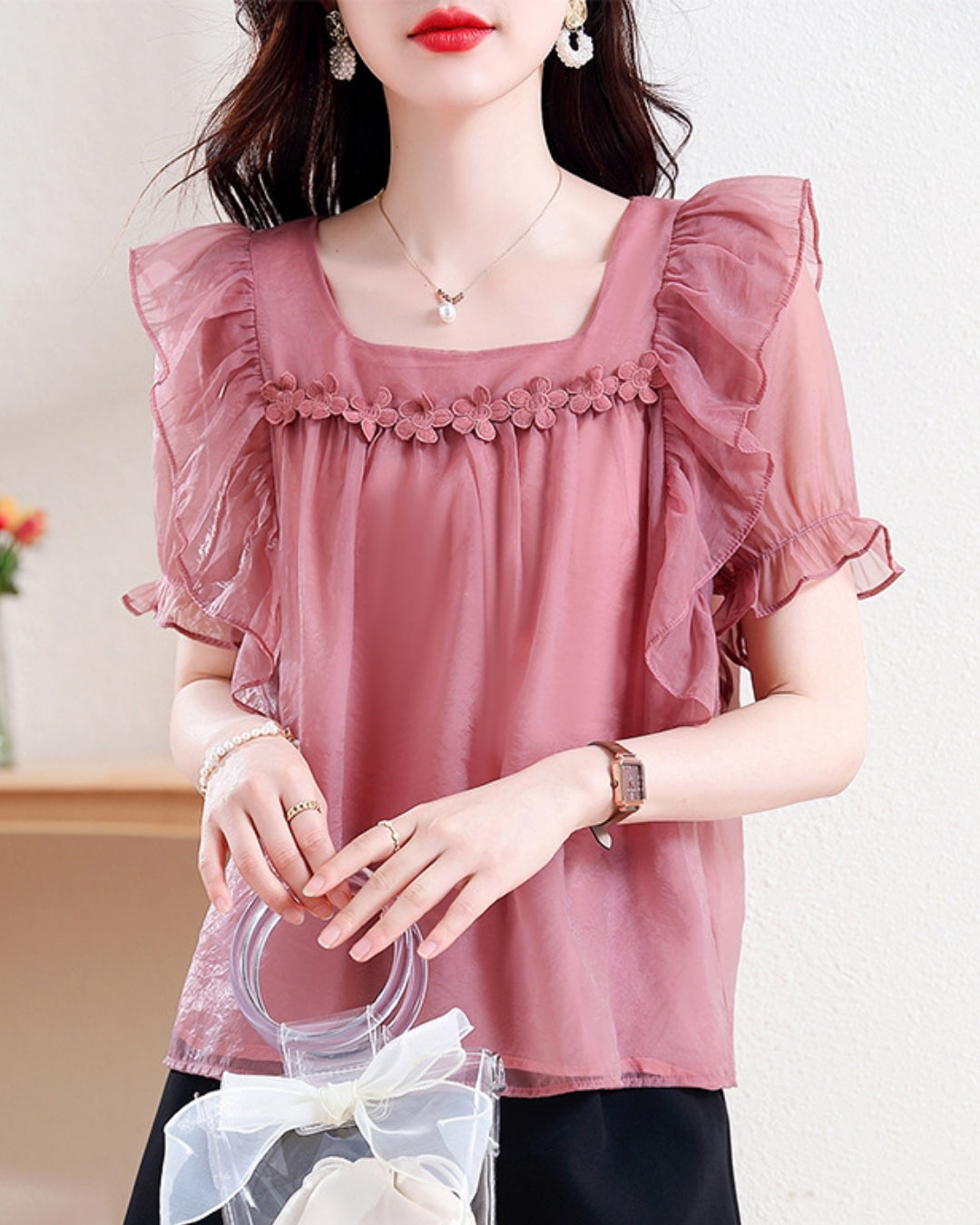 フリルシフォンブラウス【胸元フラワーで上品に華やぐ】