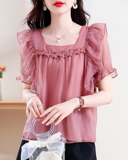 フリルシフォンブラウス【胸元フラワーで上品に華やぐ】