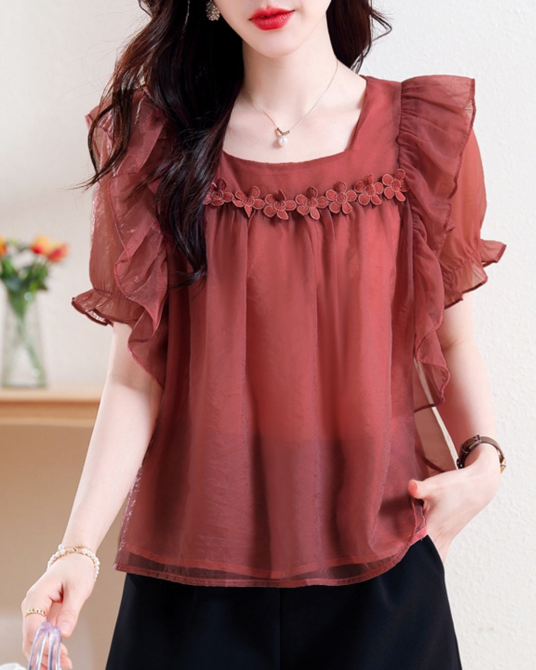 フリルシフォンブラウス【胸元フラワーで上品に華やぐ】