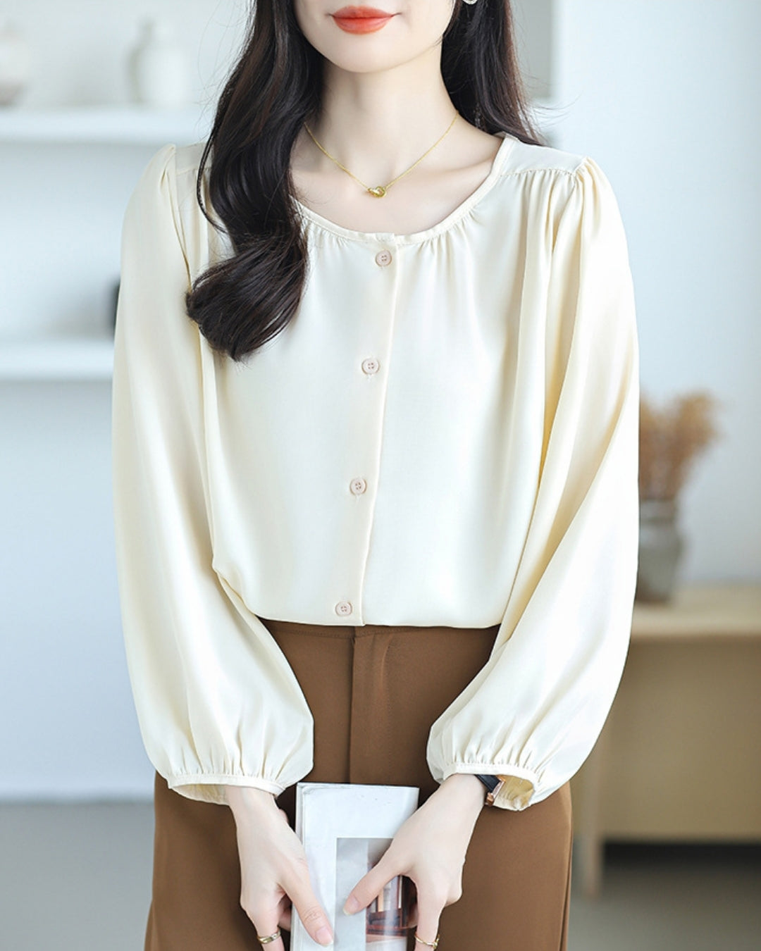 前ボタンシフォンブラウス【上品＆軽やかさを纏う】