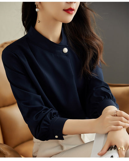 パールボタンブラウス【知性を纏う、さりげない華やぎ】