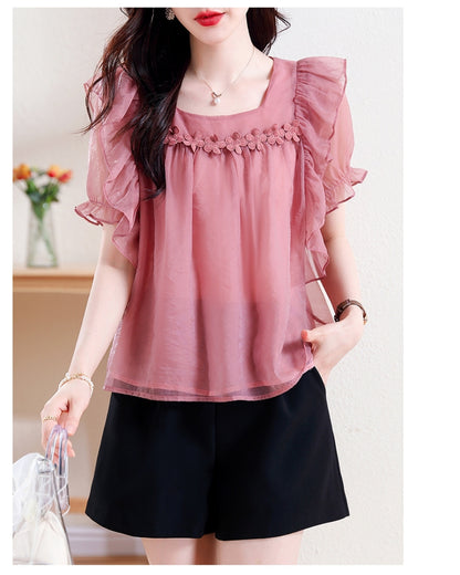 フリルシフォンブラウス【胸元フラワーで上品に華やぐ】