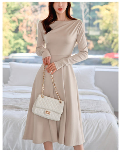 ボートネック長袖フレアワンピ【美しさが自然に整う計算された一着】