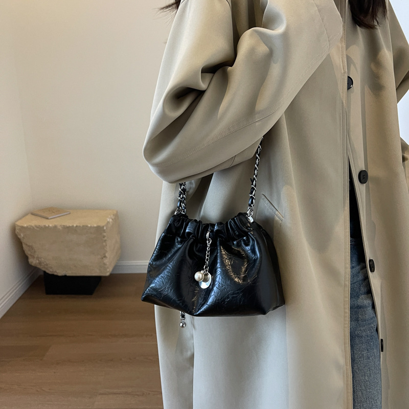 KARA カラ クリスタル メッシュ チェーン クロスボディバッグ シルバー KARA カラ クリスタル メッシュ チェーン クロスボディバッグ シルバー