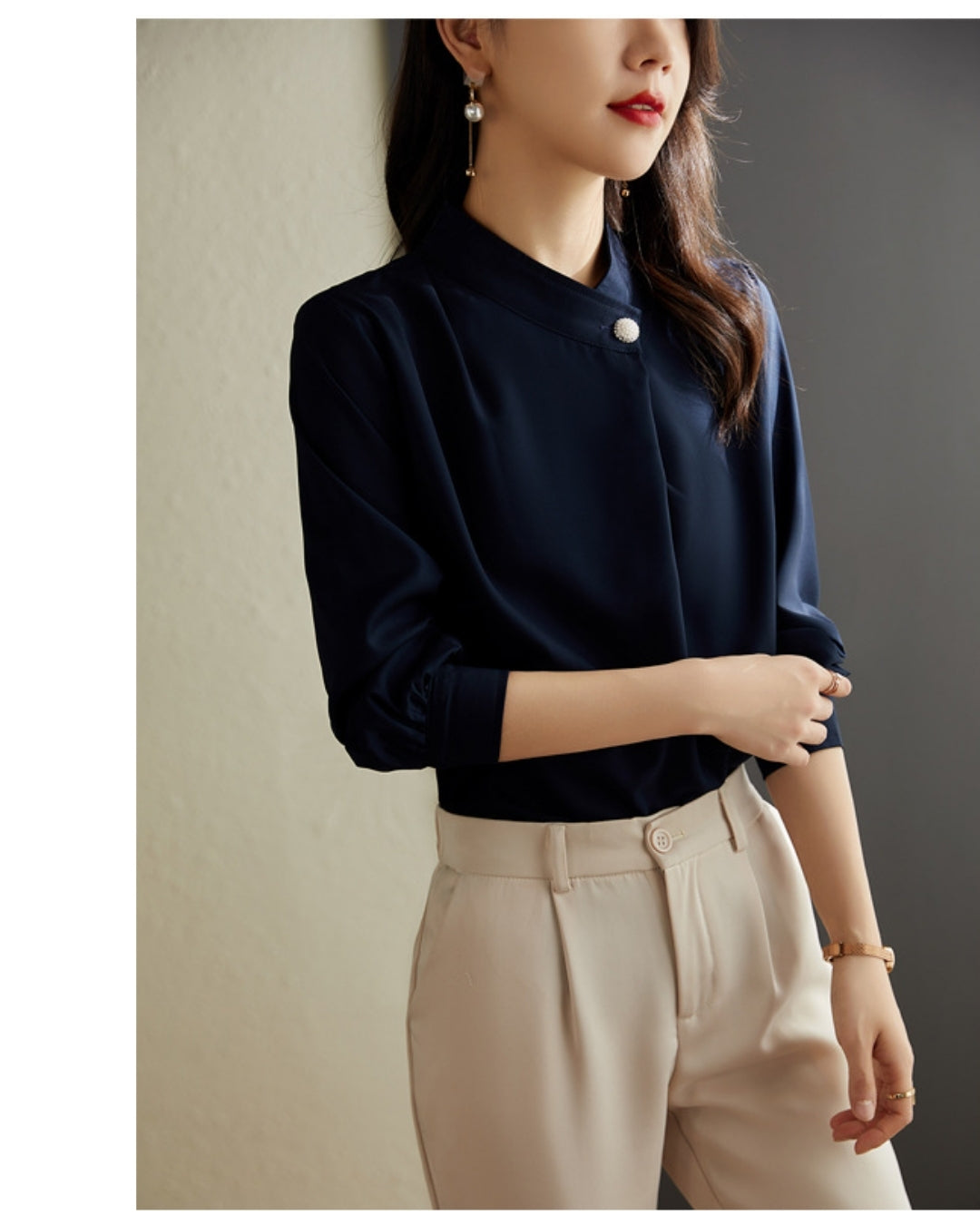 パールボタンブラウス【知性を纏う、さりげない華やぎ】