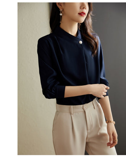 パールボタンブラウス【知性を纏う、さりげない華やぎ】