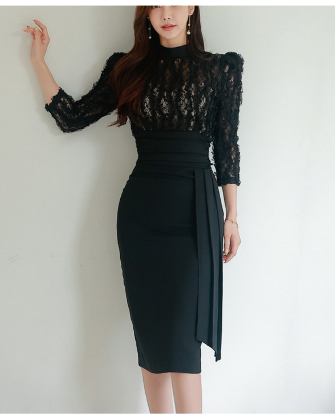 切替レース七分袖タイトワンピ【美しさを引き締める計算された“黒
