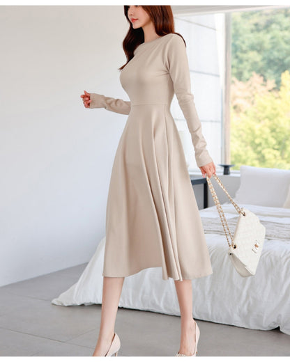 ボートネック長袖フレアワンピ【美しさが自然に整う計算された一着】