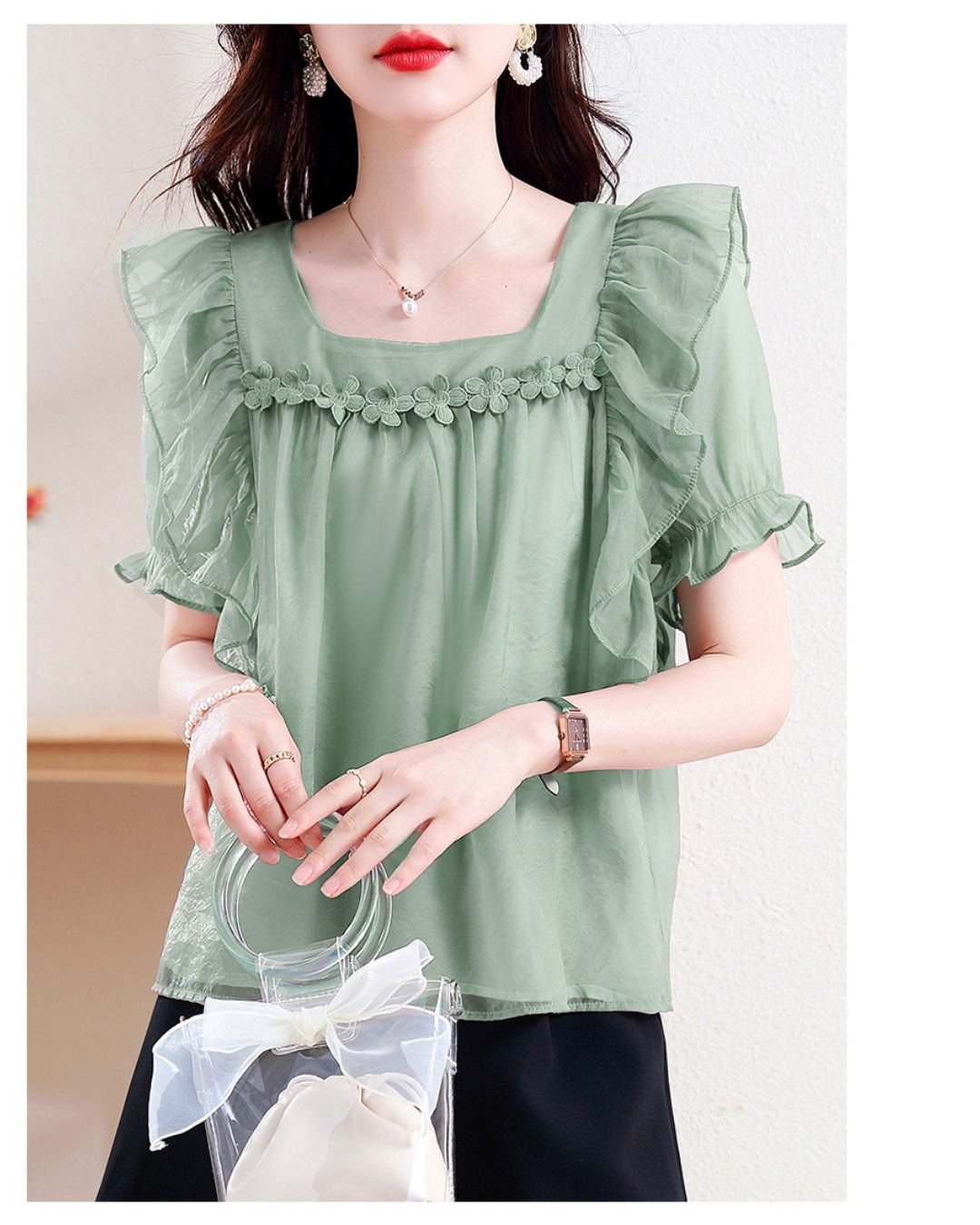 フリルシフォンブラウス【胸元フラワーで上品に華やぐ】