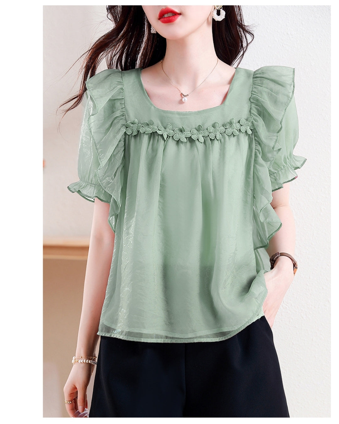 フリルシフォンブラウス【胸元フラワーで上品に華やぐ】