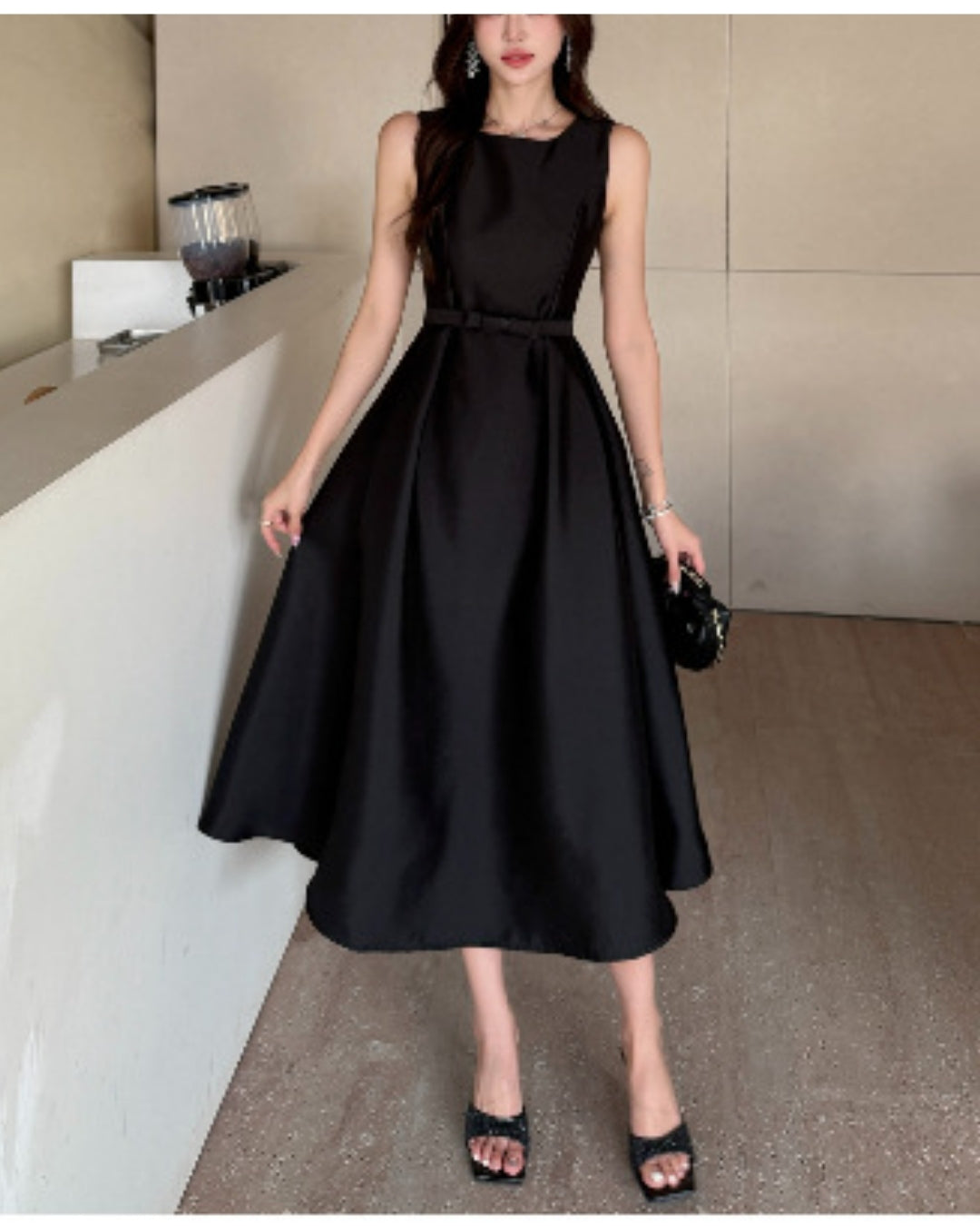 サテン調ノースリーブワンピ【美しさが、いちばん 映える“黒”】