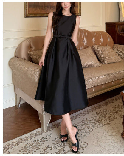 サテン調ノースリーブワンピ【美しさが、いちばん 映える“黒”】