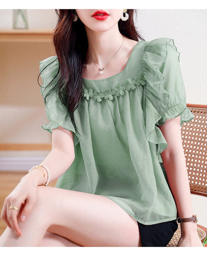 フリルシフォンブラウス【胸元フラワーで上品に華やぐ】