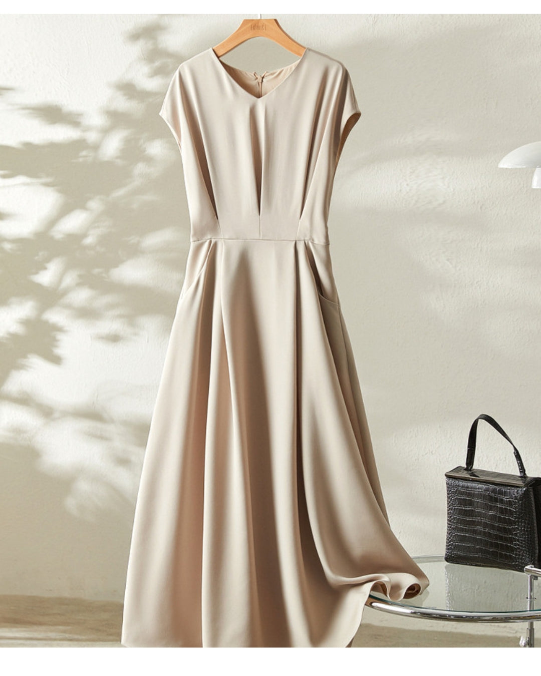 Vネックフレンチスリーブワンピース【しっとり上品、ライン美人】