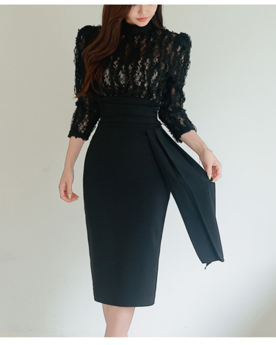 切替レース七分袖タイトワンピ【美しさを引き締める計算された“黒”】