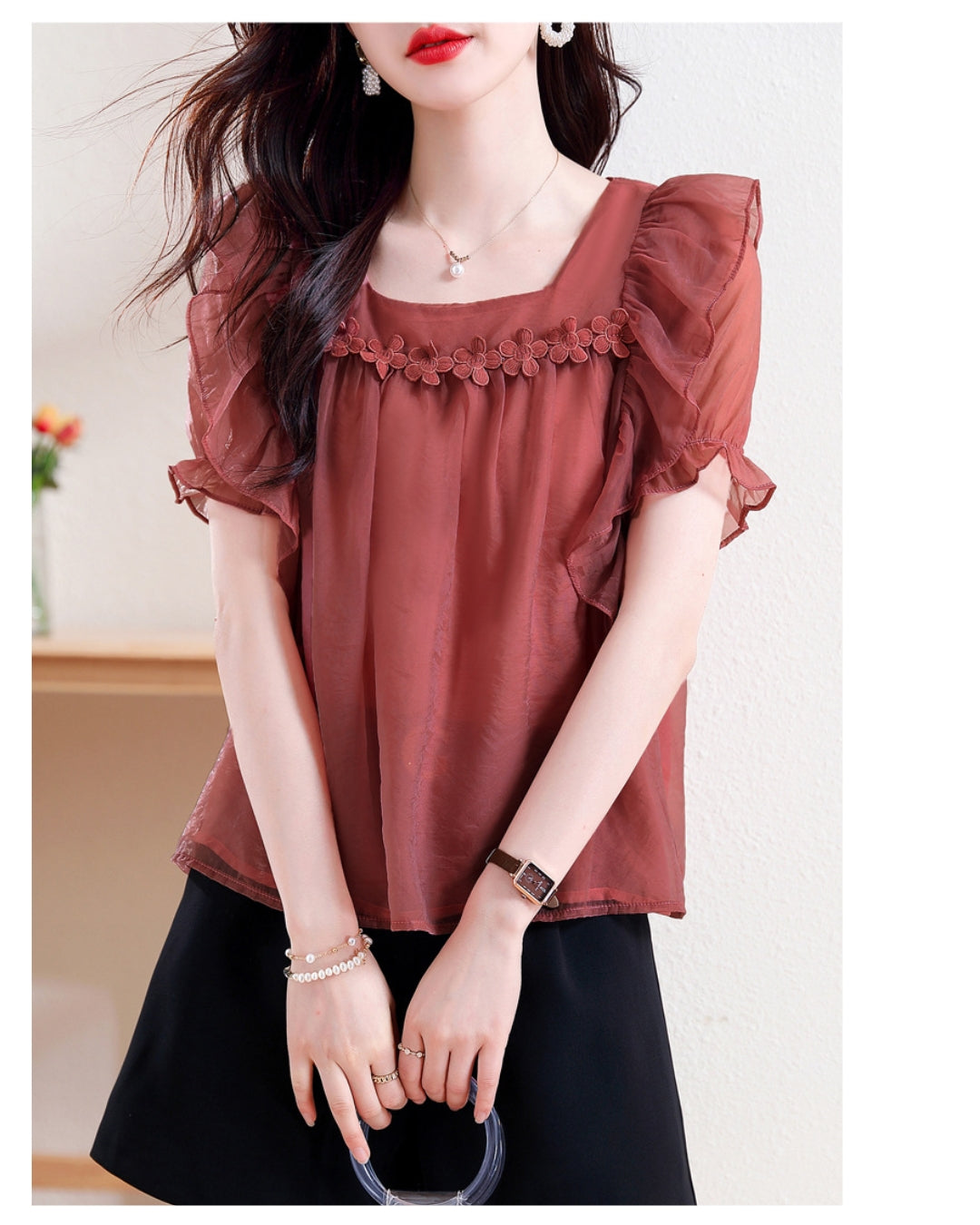フリルシフォンブラウス【胸元フラワーで上品に華やぐ】