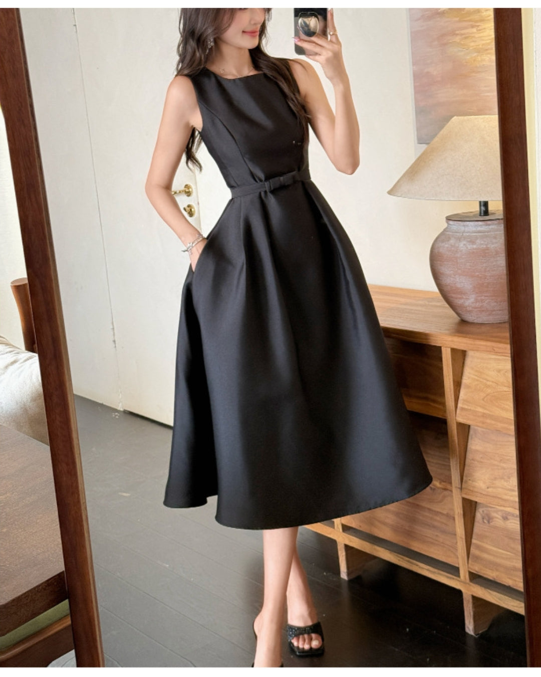 サテン調ノースリーブワンピ【美しさが、いちばん 映える“黒”】