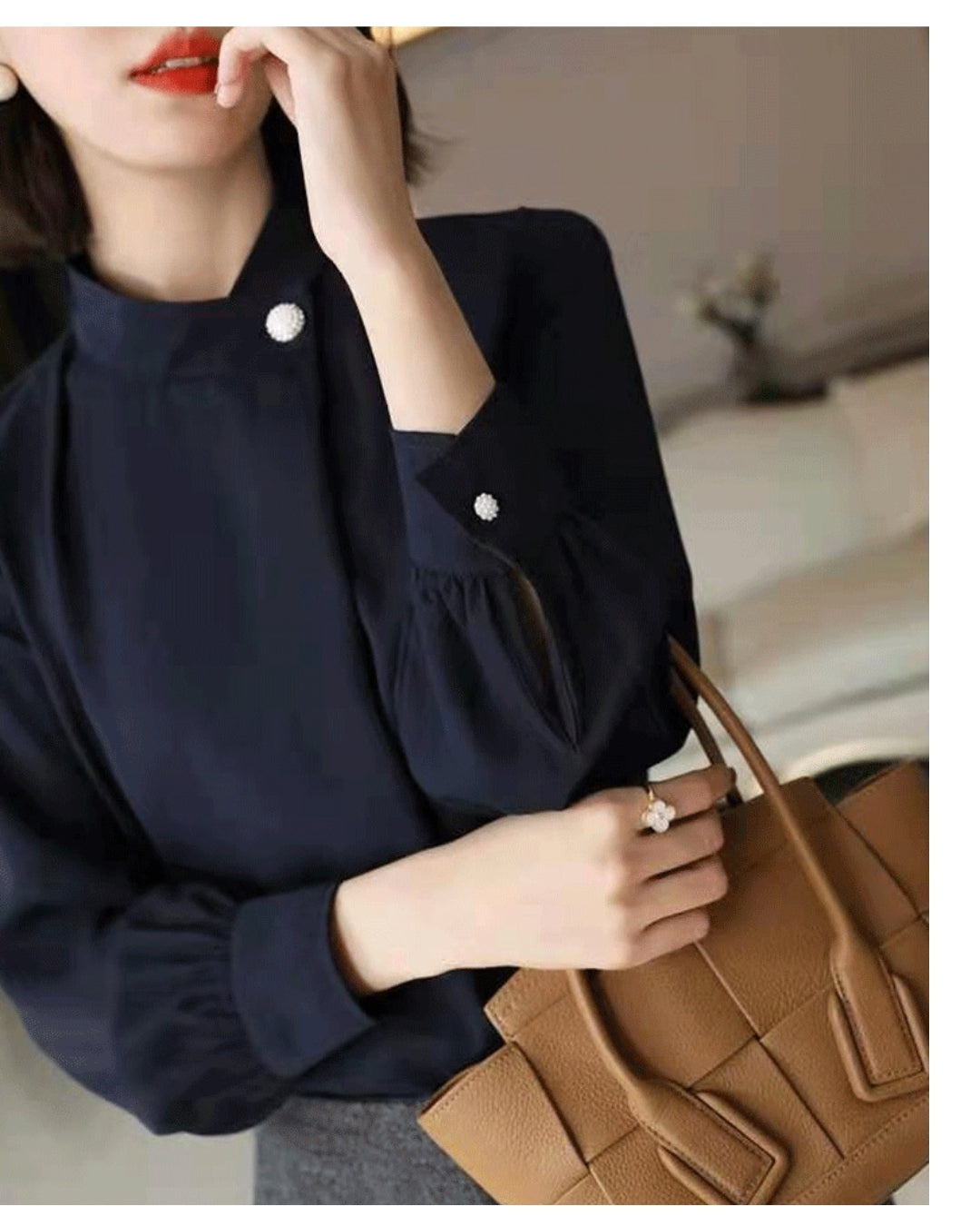 パールボタンブラウス【知性を纏う、さりげない華やぎ】