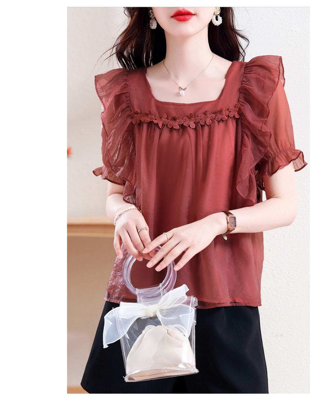 フリルシフォンブラウス【胸元フラワーで上品に華やぐ】