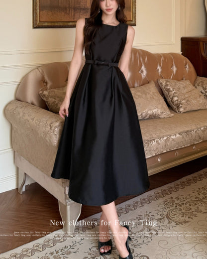 サテン調ノースリーブワンピ【美しさが、いちばん 映える“黒”】