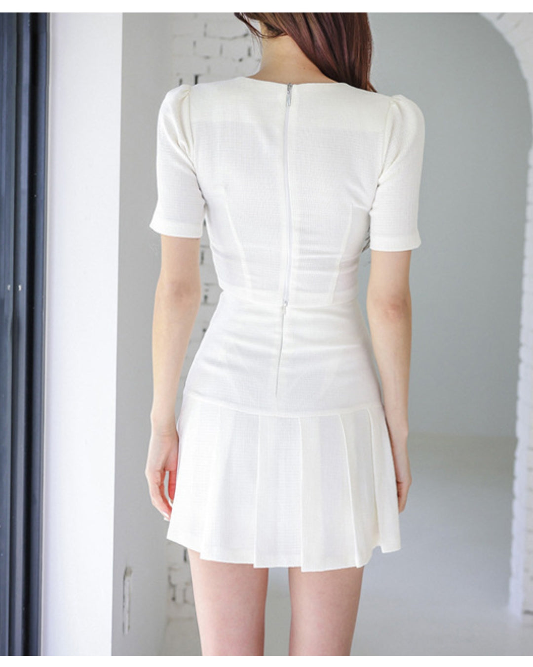 アイボリーワンピ風セットアップ【甘さを抑えた“知的フェミニン”】