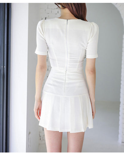 アイボリーワンピ風セットアップ【甘さを抑えた“知的フェミニン”】