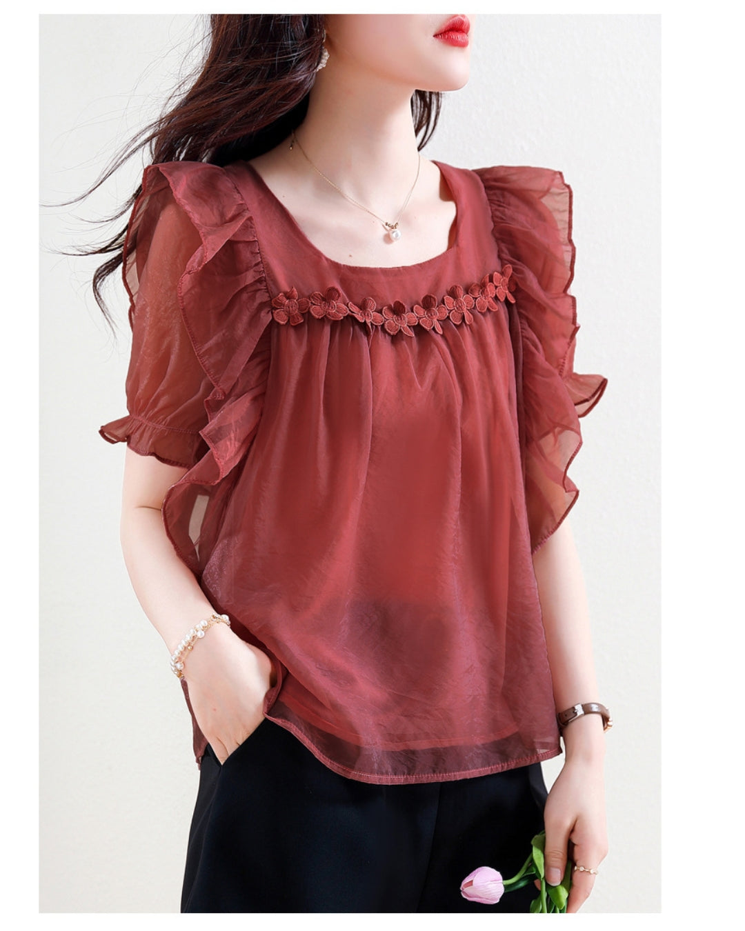 フリルシフォンブラウス【胸元フラワーで上品に華やぐ】